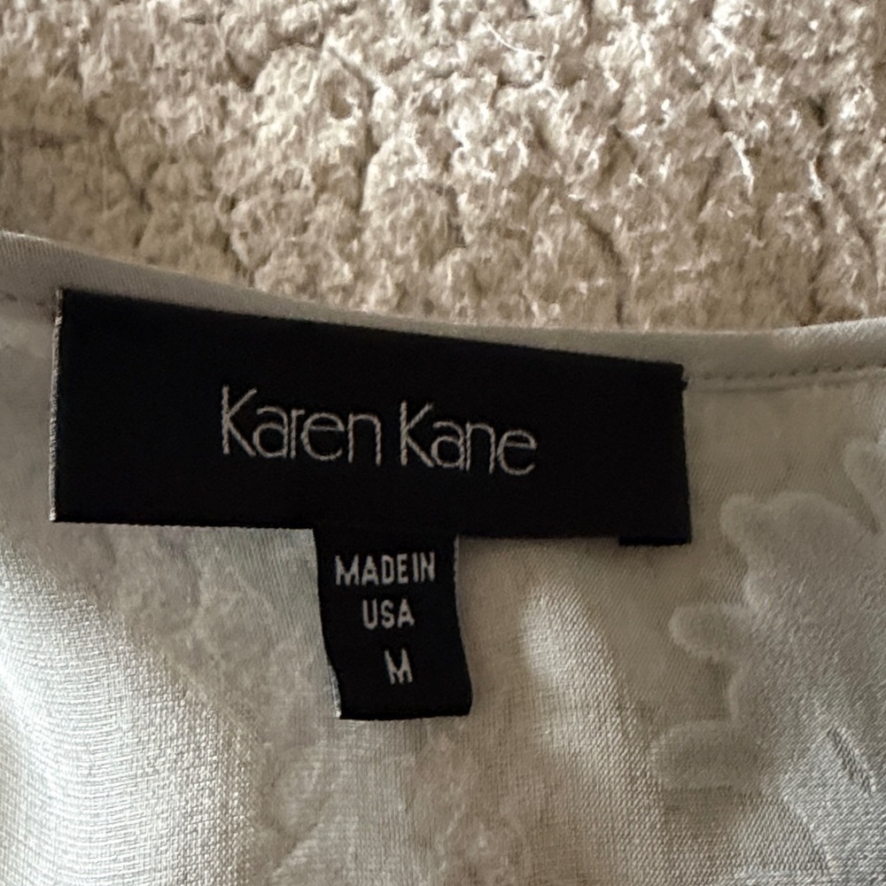 Karen Kane Silk Blend Grey and Navy Feather Pattern Blouse Medium - Picture 4 of 8